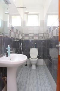 een badkamer met een toilet en een wastafel bij Tollo 1br Utange Bamburi in Mombasa