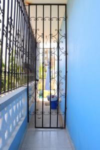 een poort naar een balkon met een vaas erachter bij Tollo 1br Utange Bamburi in Mombasa