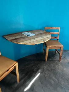 Portela的住宿－EcoFunco，一张木桌、一把椅子、一张桌子和一张桌子