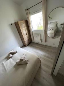 سرير أو أسرّة في غرفة في Little house (near Paris & Airport)