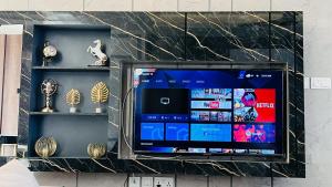 Uma TV ou centro de entretenimento em Executive 2 Bedrooms Apartment Facing Centaurus Mall Islamabad