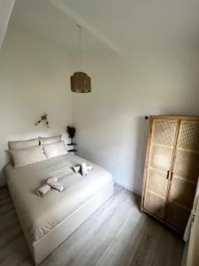 Little house (near Paris & Airport) في درانسي: غرفة نوم مع سرير مع اثنين من الحيوانات المحشوة عليه
