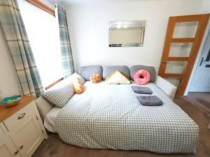 una camera da letto con un letto con due orsacchiotti sopra di The Relish - ground floor flat in Largs a Largs