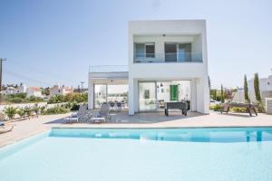 eine Villa mit einem Pool vor einem Haus in der Unterkunft Ferienhaus für 10 Personen in Protaras, Südküste von Zypern - b59033 in Protaras