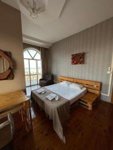 um quarto com uma cama grande num quarto em Red Roof Seaview Hotel em Baku