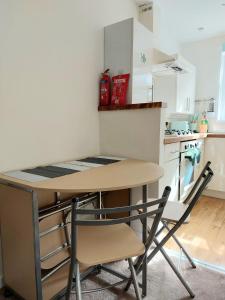 una cucina con tavolo e sedie in una stanza di The Relish - ground floor flat in Largs a Largs