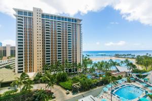een luchtzicht op een resort met een zwembad en de oceaan bij Ilikai Tower 936 Lagoon View 1BR in Honolulu