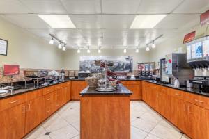 a fast food restaurant with a counter in a room at Best Western Plus Knoxville Cedar Bluff in Knoxville