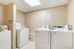 a laundry room with washers and dryers in it at Best Western Plus Knoxville Cedar Bluff in Knoxville