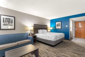 a hotel room with a bed and a couch at Best Western Plus Knoxville Cedar Bluff in Knoxville