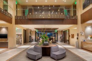 a lobby of a hotel with a table and two chairs at Best Western Premier Boulder Falls Inn in Lebanon +49 photos