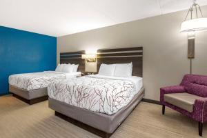 a hotel room with two beds and a chair at Best Western Plus Knoxville Cedar Bluff in Knoxville