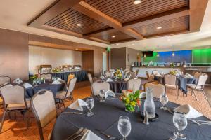 uma sala de banquetes com mesas e cadeiras e um bar em Best Western Premier Boulder Falls Inn em Lebanon