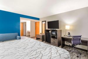 a hotel room with a bed and a desk and a tv at Best Western Plus Knoxville Cedar Bluff in Knoxville