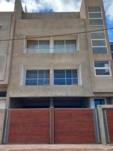 un edificio de apartamentos con garaje rojo en SILVAs Apartment en Mindelo