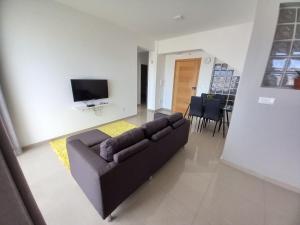 sala de estar con sofá y TV en SILVAs Apartment en Mindelo