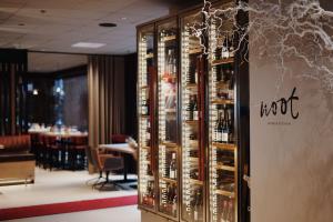 ヨーテボリにあるラディソン ブルー スカンジナビア ホテル ヨーテボリのレストランのワイン入り入り入りケース
