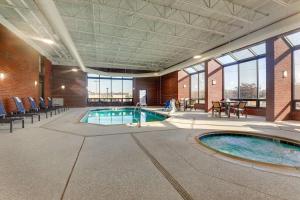 una gran piscina en un edificio con ventanas en Drury Inn Paducah en Paducah