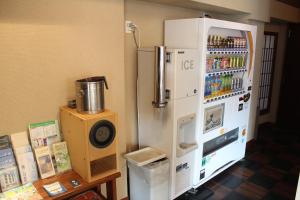 ein weißer Kühlschrank mit Gefrierfach in einem Zimmer in der Unterkunft Hotel Saika in Fujisawa