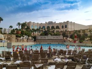 ein Pool in einem Resort mit Menschen, die darin schwimmen in der Unterkunft Executive Unit by the Strip Las Vegas in Las Vegas