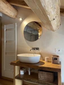 ein Badezimmer mit einem weißen Waschbecken und einem Spiegel in der Unterkunft Casa Gildo 1828 in Valdagno