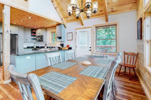 Galeriebild der Unterkunft Rocky Top Jewel Cabin in Park Settlement