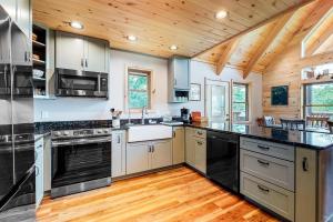 Galeriebild der Unterkunft Rocky Top Jewel Cabin in Park Settlement