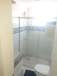 サン・レオポルドにあるAPARTAMENTO ENCANTADOR CENTRO SLの白いバスルーム(シャワー、トイレ付)