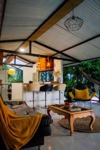ein Wohnzimmer mit einem Sofa und einem Tisch in der Unterkunft Extraordinario chalet a 1h de Bta in San Antonio del Tequendama