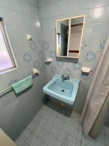 a bathroom with a blue sink and a mirror at Casa empresarial 5 minutos de puente internacional in Reynosa