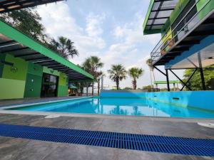 une piscine en face d'un bâtiment dans l'établissement Encanto Llanero XKPDestinations., à Villavicencio