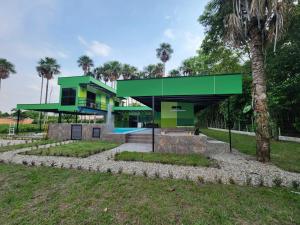 uma casa moderna com um telhado verde em Encanto Llanero XKPDestinations. em Villavicencio