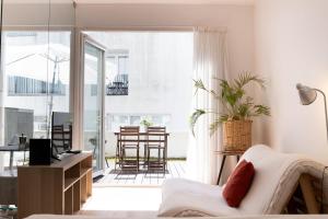 - un salon avec un canapé et une table dans l'établissement Apartment in Santos, à Lisbonne