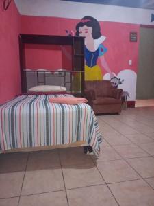 ein Schlafzimmer mit einem Bett und einem Wandgemälde in der Unterkunft Casa Zope in Panajachel