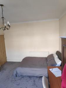 een slaapkamer met een bed, een bureau en een tafel bij Double room near City Centre in Manchester