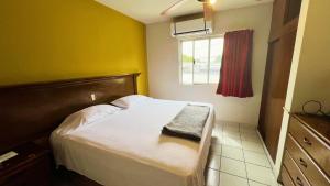 a small bedroom with a bed and a window at Nova Departamentos in Cadereyta Jiménez