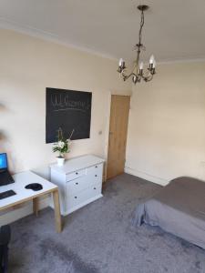 een slaapkamer met een bed, een bureau en een schoolbord bij Double room near City Centre in Manchester