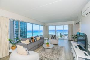 uma sala de estar com vista para o oceano em Ilikai Tower 1744 Yacht Harbor View 2BR em Honolulu