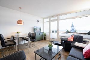 ein Wohnzimmer mit einem Sofa und einem Tisch in der Unterkunft Berliner Hof - HOF/210 in Scharbeutz