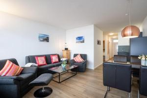 ein Wohnzimmer mit einer Couch und einem Tisch in der Unterkunft Berliner Hof - HOF/210 in Scharbeutz