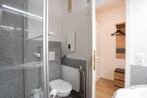 ein Badezimmer mit Toilette und Glasdusche in der Unterkunft Berliner Hof - HOF/210 in Scharbeutz + 33 Fotos
