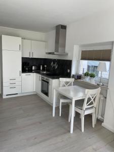 A cozinha ou cozinha compacta de Riv-01-Riviera-Aussenschwimmbad