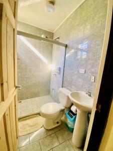 een badkamer met een toilet en een wastafel bij Cozy dog-friendly apt w/shared pool - close to Tamarindo in Huacas