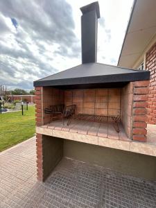 un forno in mattoni posto in cima a un patio di RUTA DEL VINO - Complejo Turístico a Coquimbito