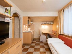 een kleine kamer met een keuken en een woonkamer bij Vanessa in Zell am See