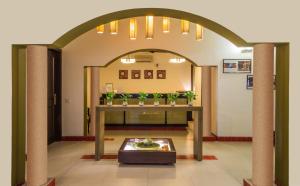 un corridoio con un tavolo con piante sopra di Home@F37 Kailash Colony Metro a Nuova Delhi