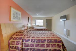 1 dormitorio con 1 cama grande en una habitación en Hotel Galaxy en Las Vegas