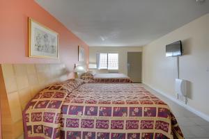 a bedroom with a large bed in a room at Hotel Galaxy in Las Vegas