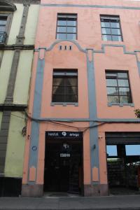 un edificio con la puerta abierta en una calle en Hostal Amigo, en Ciudad de México