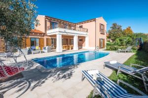 une maison avec une piscine devant une maison dans l'établissement Ferienhaus mit Privatpool für 10 Personen ca 310 qm in Barban, Istrien Bucht von Raša, à Barban